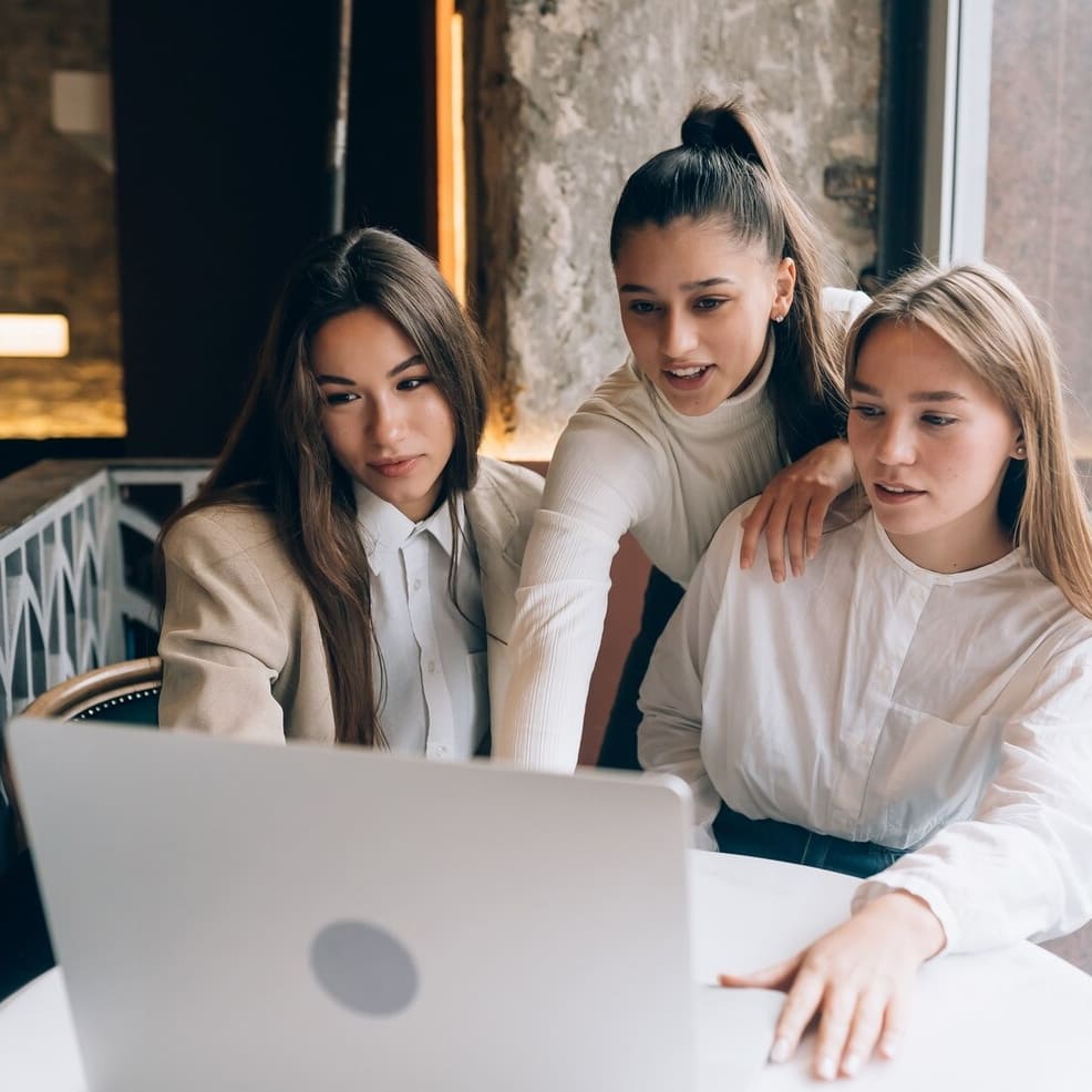 Девушки - Avon